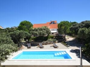 Espaciosa Casa de vacaciones en Mandre, Croacia con terraza - mandril - image1