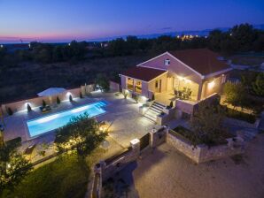 Ferienhaus Maison de vacances confortable dans Policnik avec piscine