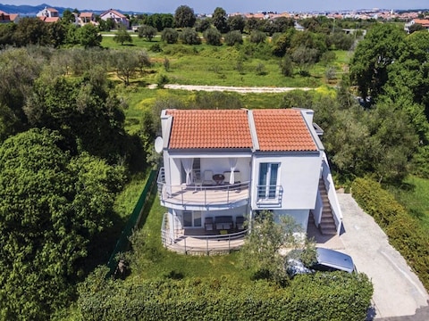 Geräumiges Ferienhaus in Bibinje mit Garten