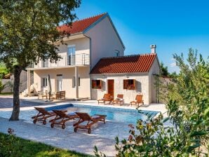 Maison de vacances spacieuse avec 4 chambres à coucher, piscine privée, jardin clôturé, bbq - Stankovci - image1