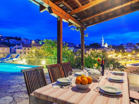 Villa in Sumartin mit Pool am Strand