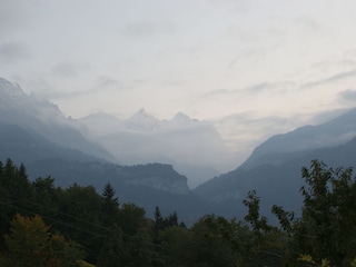 Blick von der Stube in die Berner Oberländer Alpen