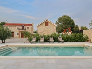 Geräumige Villa in Prkos mit Pool - Škabrnja - image1