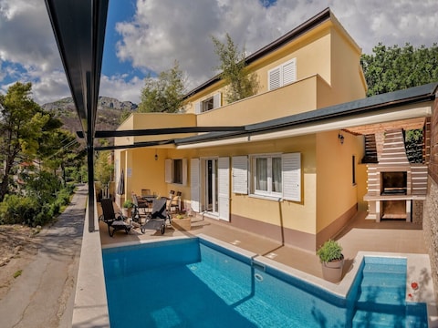 Villa à Žrnovnica avec piscine chauffée
