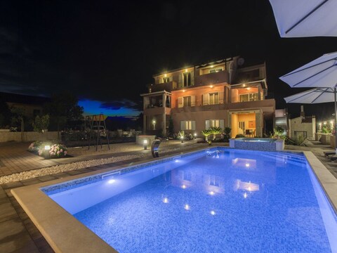 Villa Grebastica au bord de la piscine