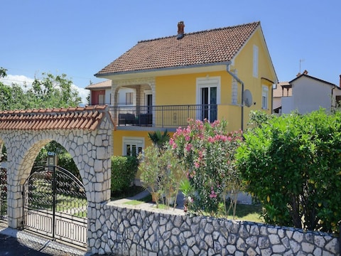 Ferienhaus im Zentrum von Šilo in Strandnähe
