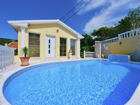 Villa à Ripenda Kras avec piscine et sauna