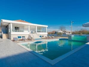 Maison de vacances spacieuse à Galovac avec jacuzzi - Galovac - image1