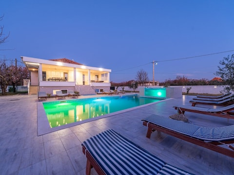 Ferienhaus Villa in Galovac mit Pool bei Zadar