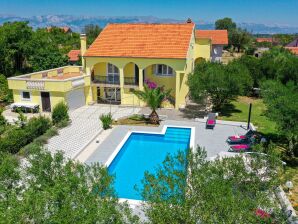 Holiday house Geräumiges Ferienhaus in Policnik mit Pool - Gornji Poličnik - image1