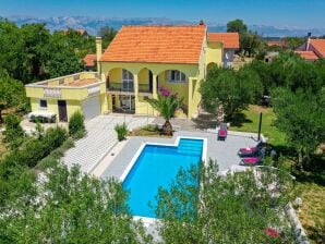 Geräumiges Ferienhaus in Policnik mit Pool - Gornji Poličnik - image1