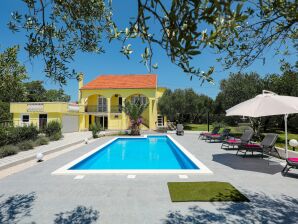 Ferienhaus Casa en Policnik con piscina privada