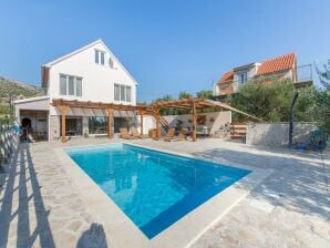 Boutique Maison de vacances à Donje Polje avec piscine - Brodarica - image1