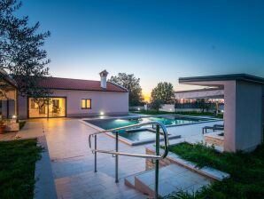 Freistehende Villa mit privatem Pool, überdachter Terrasse und Spielgeräten - Medaki - image1