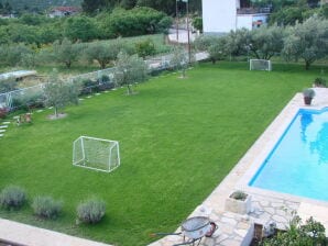 Holiday house Amazing villa with with 5 apartments, private pool, covered terrace, garden, BBQ - Rogotin - image1