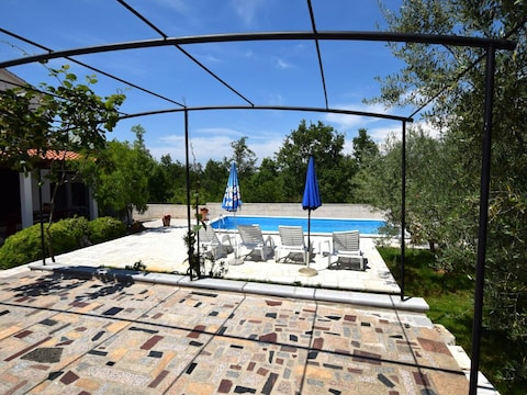Ferienhaus Charmante Villa mit Pool in Zbandaj