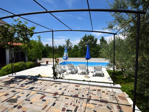Holiday house Charmante Villa mit Pool in Zbandaj