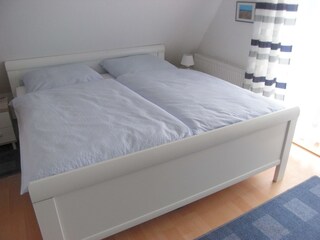 1. Schlafzimmer mit Babyreisebett