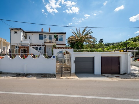 Apartment in Arbanija mit Terrasse