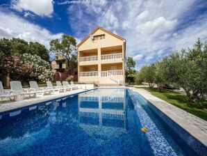 Modernes Ferienhaus in Kakma mit Swimmingpool - Polača - image1