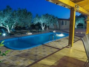 Apartment Alluring Holiday Home in Pakoštane with Swimming Pool - Pakostane - image1