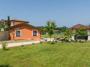 Holiday house Attractive Holiday Home with Pool, bubble bath, Patio, Courtyard - Vodnjan - image1