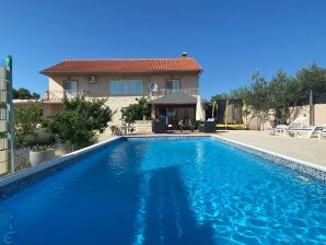 Ferienhaus in Lisicic mit Pool