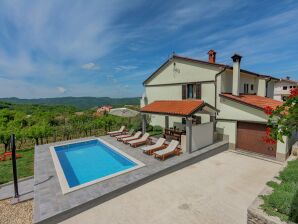 Geräumiges Apartment in Pazin mit Pool