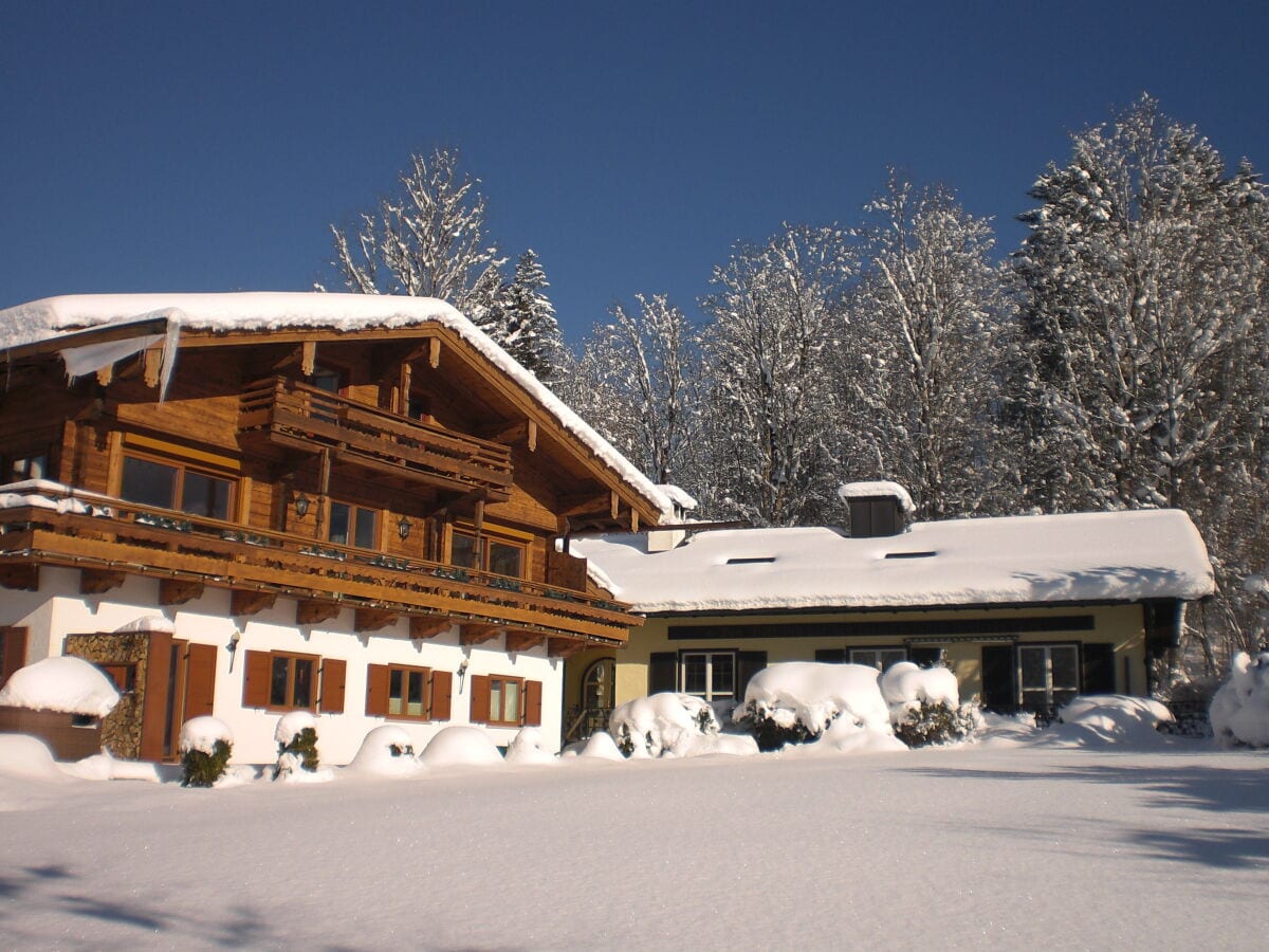 Frontansicht Haupthaus Winter