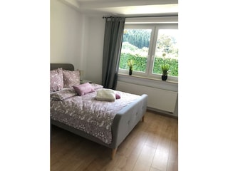 Doppelbett mit Blick in den Garten