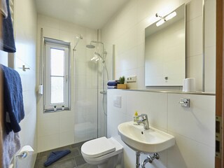 Top modernes Badezimmer mit Fenster