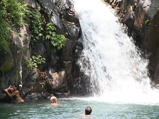 Schwimmen im nahgelegenem Wasserfall