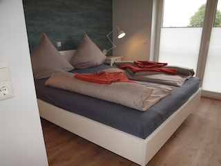 Das Schlafzimmer mit großem Doppelbett...