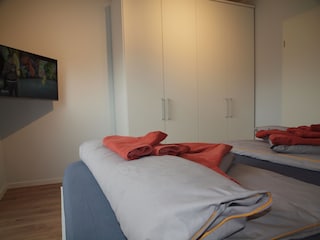 ...mit Flat TV und großem Kleiderschrank