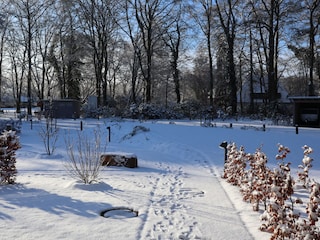 Gartenansicht mit Zuwegung zu den Fewos