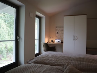 Schlafzimmer mit Schreibtisch