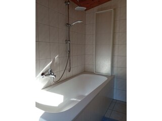 Bad mit Badewanne und Dusche
