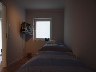 Das Schlafzimmer mit zwei Einzelbetten
