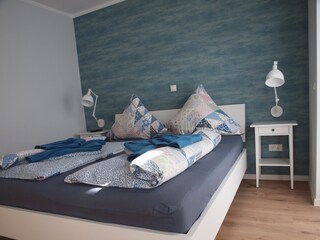 Das Schlafzimmer mit Doppelbett...