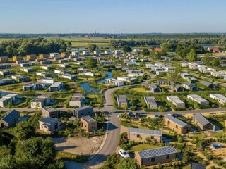 Tiny House im Vordergrund
