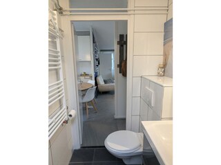 Blick aus dem Bad in das Wohnzimmer