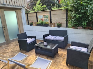 gemütlich sitzen auf der Terrasse