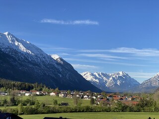 Blick von der Wohnung ins Tal und auf die Zugspitze