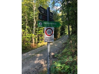 Wanderweg zum Heldenkreuz (beginnt hinter dem Haus)