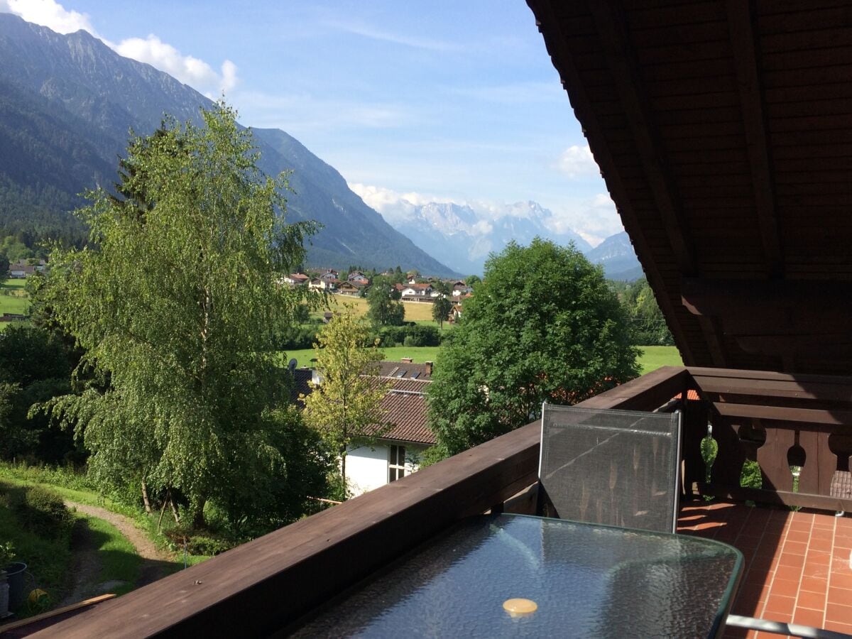großer Balkon mit Blick auf Alp- und Zugspitze