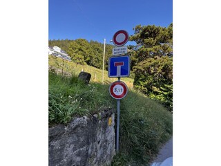 Zugang des Strässchens, Sentier Cour de Chaulin