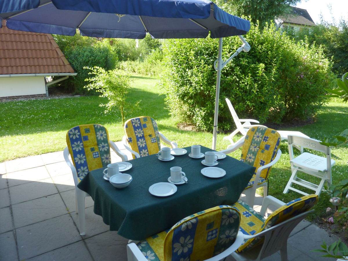 Terrasse mit großem Sonnenschirm