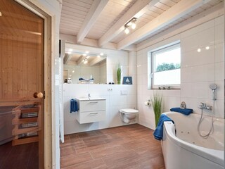 Bad mit Whirlpoolwanne und Sauna