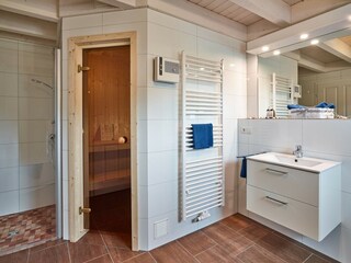 Großes Badezimmer mit Whirlpool