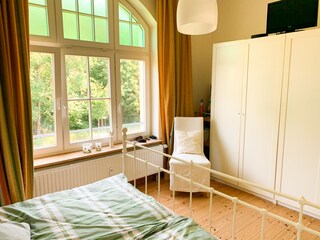 Schlafzimmer mit großem Schrank und TV
